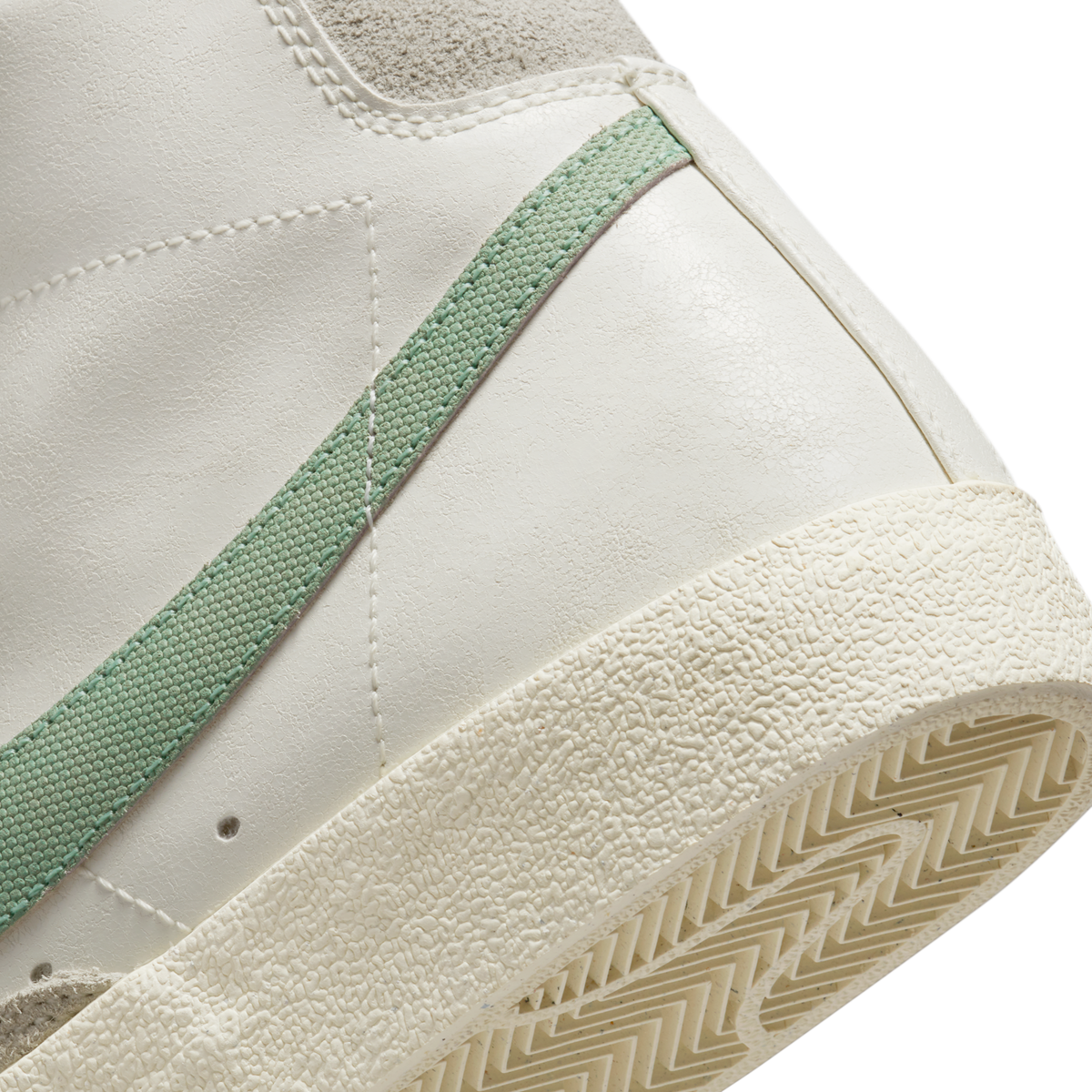 Nike Blazer Mid 77 Premium Certified Fresh | DO9787-100