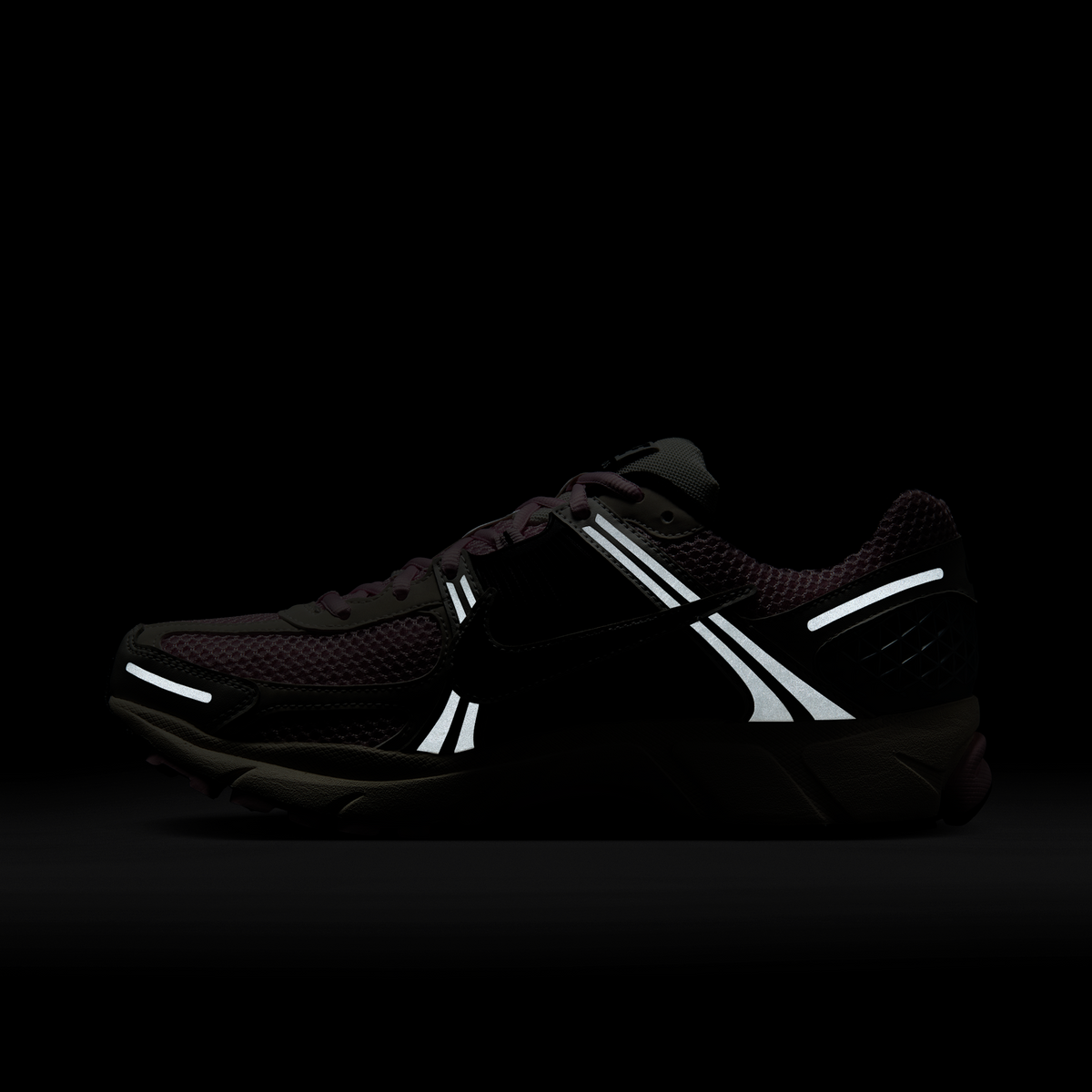 Nike Zoom Vomero 5 Pink Foam Phantom Metallic Platinum Black